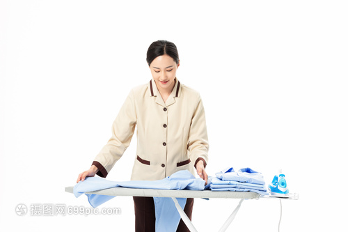 家政服務中的女性力量 熨燙衣物，守護家庭整潔與溫馨